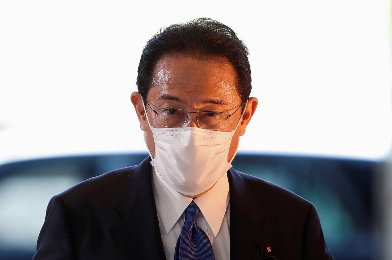El recién elegido primer ministro de Japón, Fumio Kishida, llega a su residencia oficial en Tokio, Japón, 4 de octubre de 2021. REUTERS/Issei Kato
