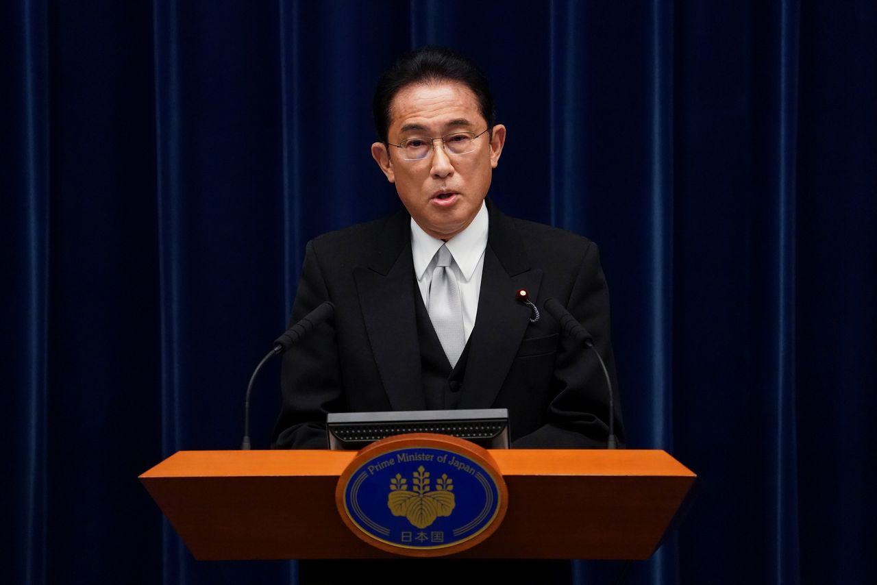 FOTO DE ARCHIVO: Fumio Kishida, primer ministro de Japón, habla durante una rueda de prensa en la residencia oficial del primer ministro en Tokio, Japón, 4 de octubre de 2021. Toru Hanai/Pool vía REUTERS