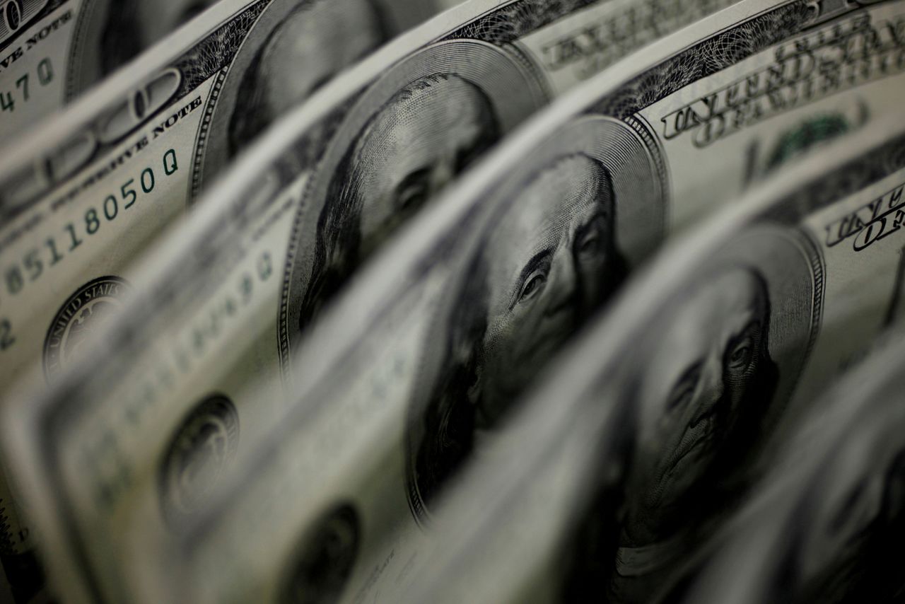 FOTO DE ARCHIVO: Una ilustración fotográfica muestra billetes de 100 dólares estadounidenses, Tokio, 2 de agosto de 2011. REUTERS/Yuriko Nakao