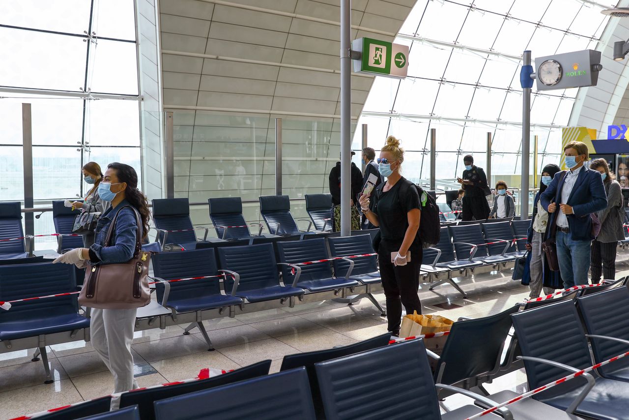 FOTO DE ARCHIVO: Fila de pasajeros con mascarillas guardando la distancia social en el Aeropuerto Internacional de Dubái, Emiratos Árabes Unidos, el 27 de abril de 2020. REUTERS/Ahmed Jadallah