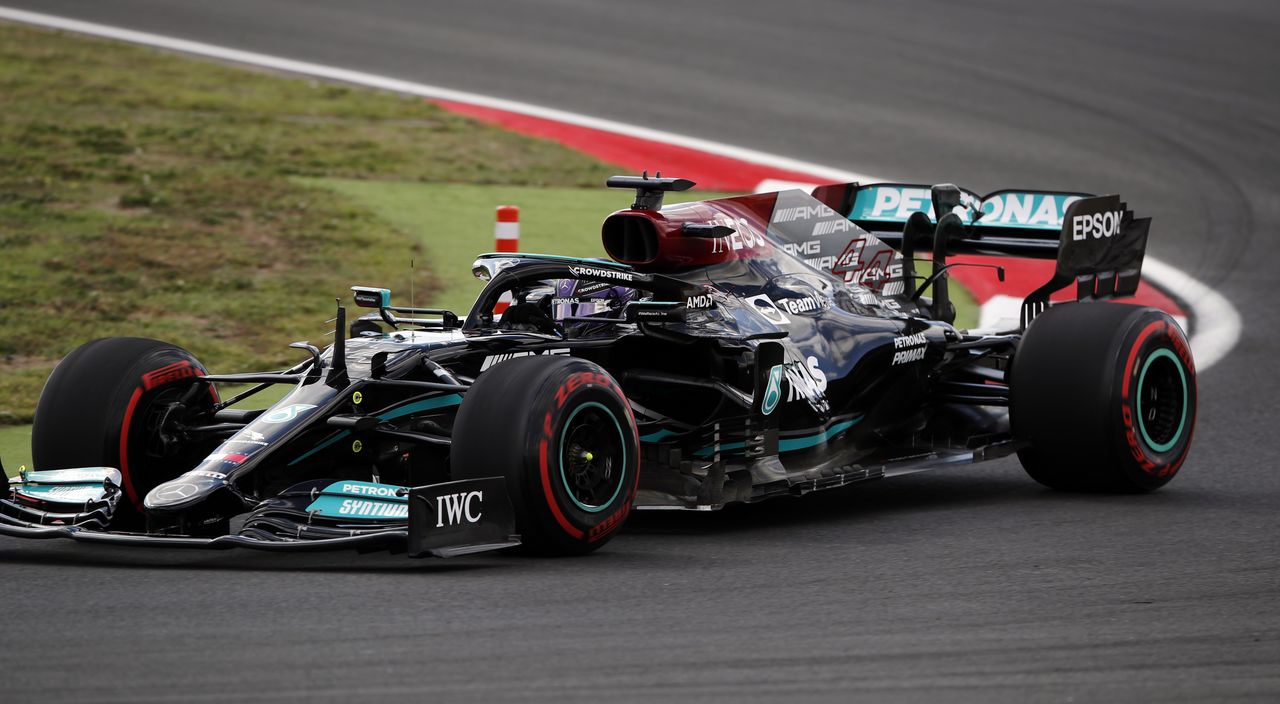 Lewis Hamilton de Mercedes en acción durante la práctica del Gran Premio de Turquía de la Fórmula Uno en el circuito Intercity Istanbul Park de Estambul, Turquía. 8 de octubre, 2021. REUTERS/Umit Bektas