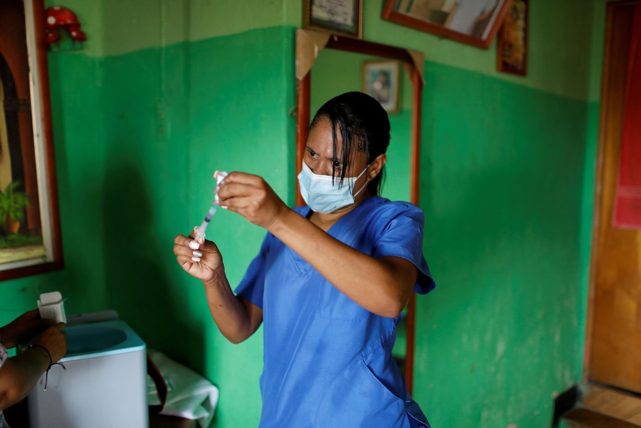 FOTO DE ARCHIVO: Una enfermera prepara una dosis de la vacuna contra la COVID-19 en Caracas, Venezuela, el 18 de septiembre de 2021. REUTERS/Leonardo Fernandez Viloria