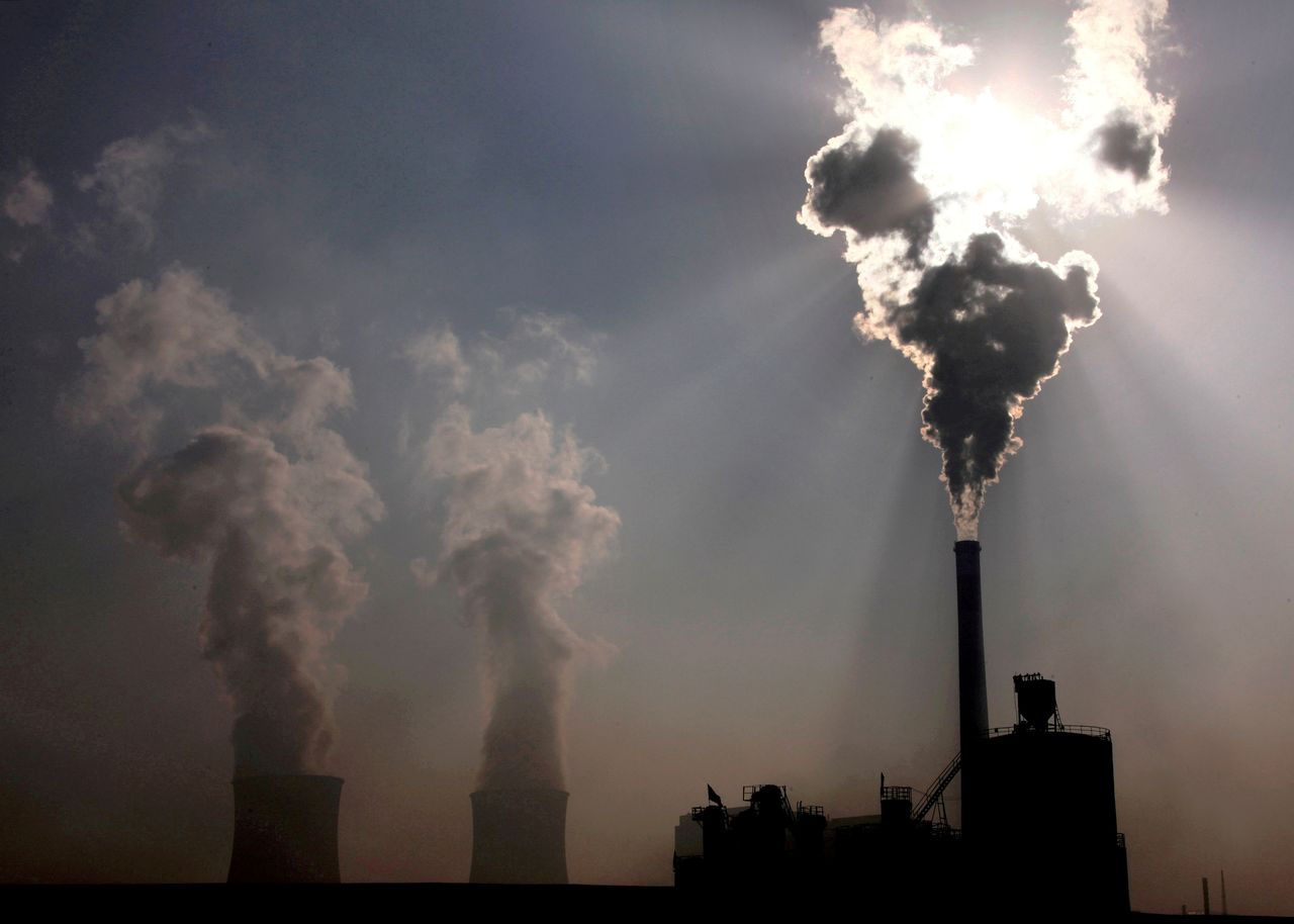 Planta de enegía a carbón detrás de fábrica en la ciudad de Baotou, China, 31 octubre 2010.
REUTERS/David Gray