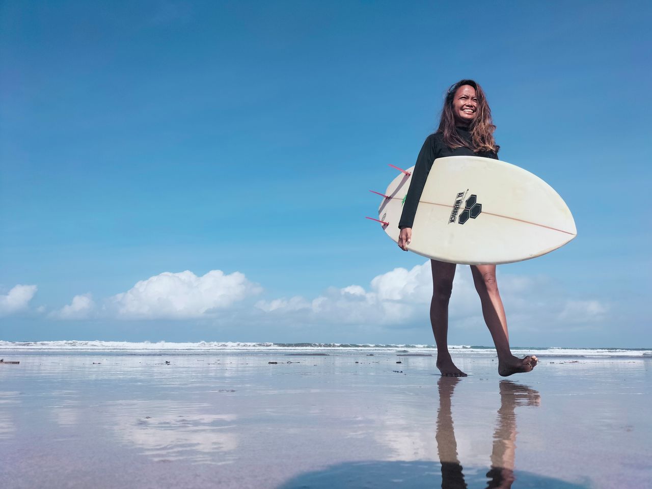 Foto de Halfia Lando, dueña de una escuela de surf, posando con una tabla en la playa de Kuta 
Oct 12, 2021. REUTERS/Sultan Anshori
PROHIBIDA SU REVENTA O SU USO COMO ARCHIVO