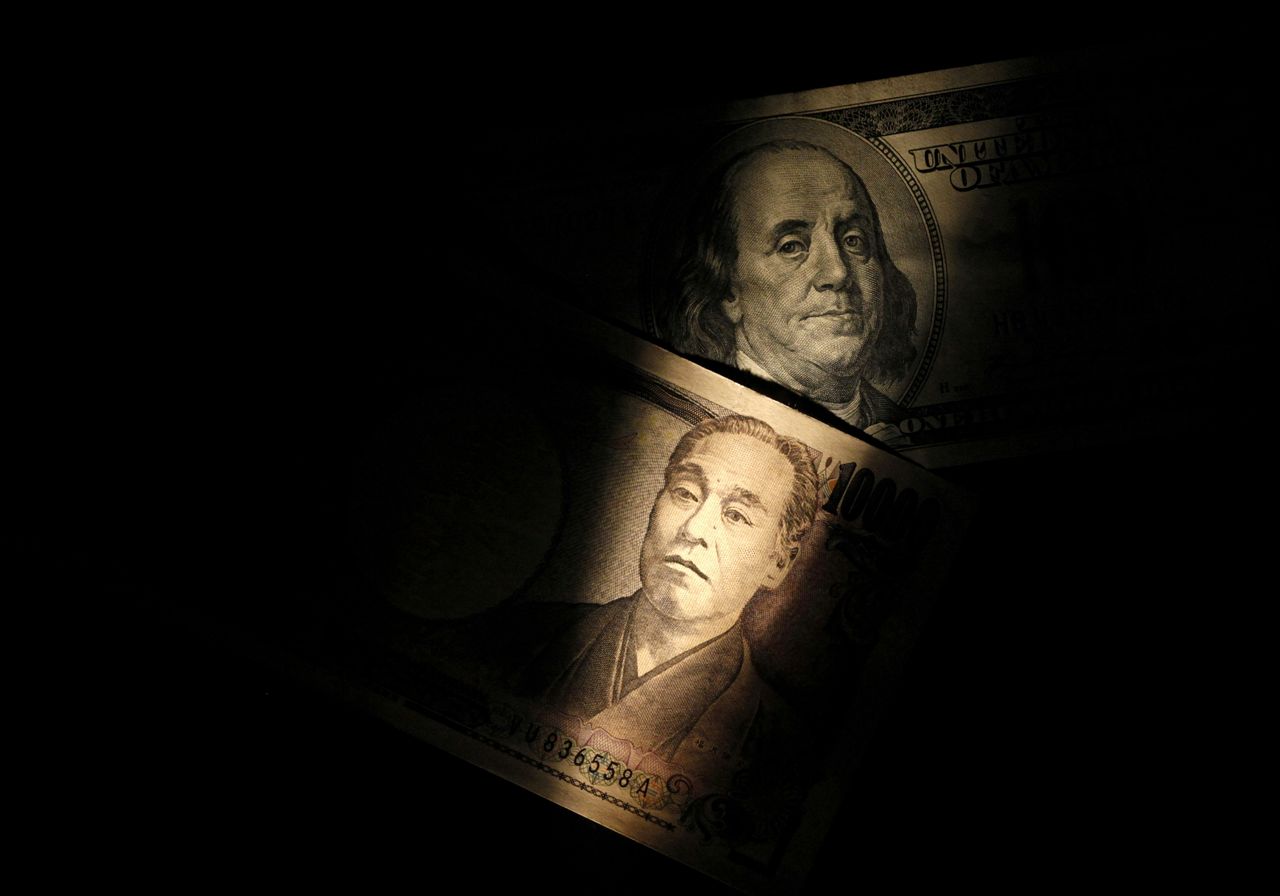 Imagen de archivo ilustrativa de un billete de cien dólares estadounidenses y un billete de 10.000 yenes tomada el 28 de febrero, 2013. REUTERS/Shohei Miyano/Ilustración/Archivo