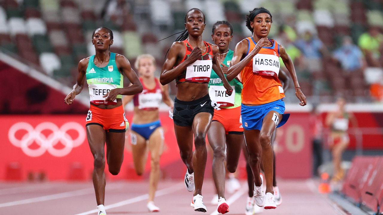 FOTO DE ARCHIVO. La atleta keniana Agnes Jebet Tirop compite en los 5.000 metros en los Juegos Olímpicos de Tokio 2020, en el Estadio Olímpico de Tokio, Japón. 30 de julio de 2021. REUTERS/Lucy Nicholson