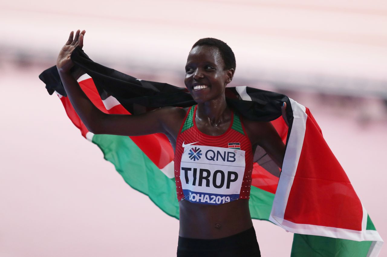 FOTO DE ARCHIVO. La atleta keniana Agnes Jebet Tirop celebra tras finalizar tercera en la final de los 10.000 metros del World Athletics Championships - Doha 2019, en el Estadio Internacional Khalifa, en Doha, Qatar. 28 de septiembre de 2019. REUTERS/Ibraheem Al Omari