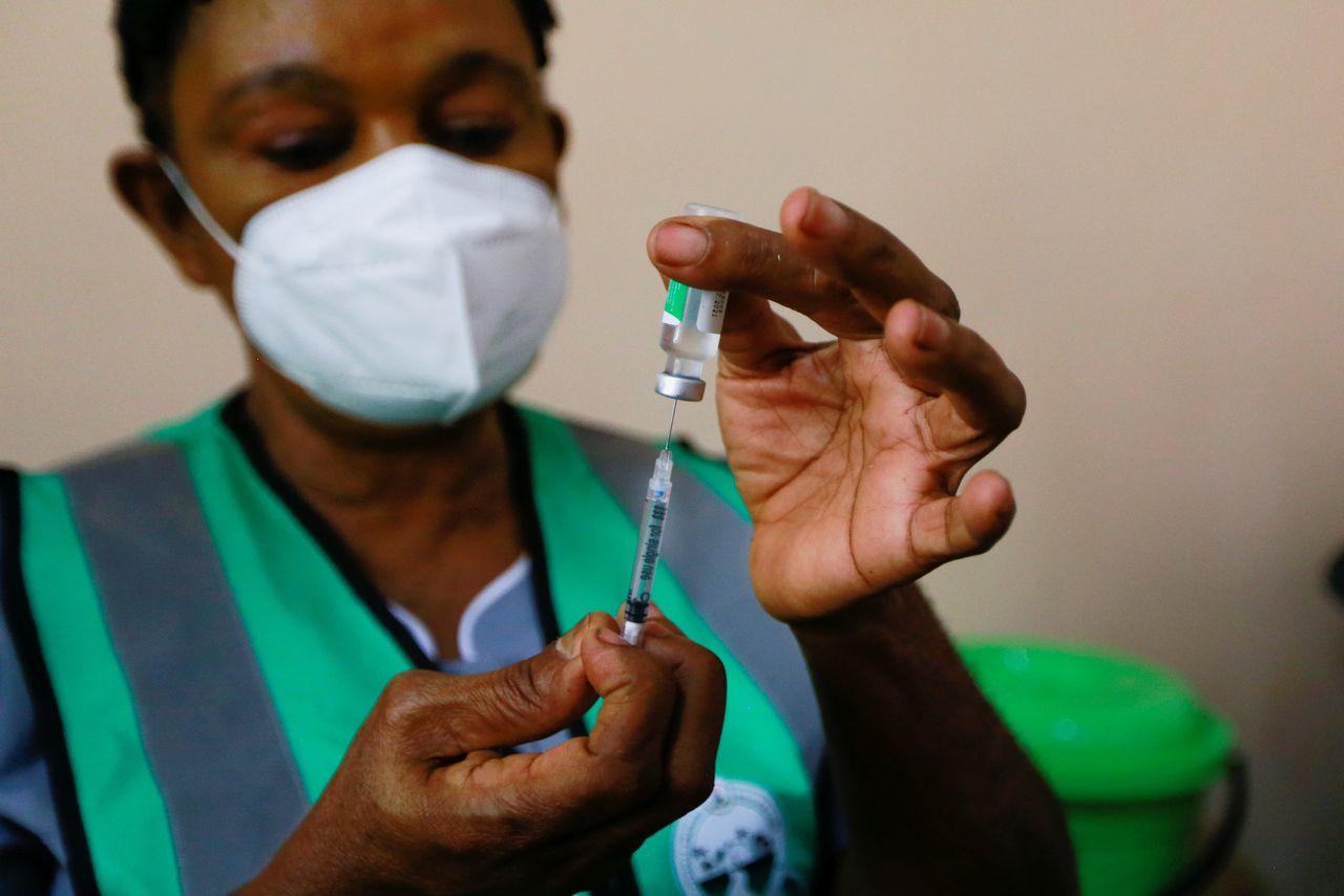 FOTO DE ARCHIVO: Una trabajadora sanitaria prepara una dosis de la vacuna contra la COVID-19 en el hospital nacional de Abuya, Nigeria, el 5 de marzo de 2021. REUTERS/Afolabi Sotunde