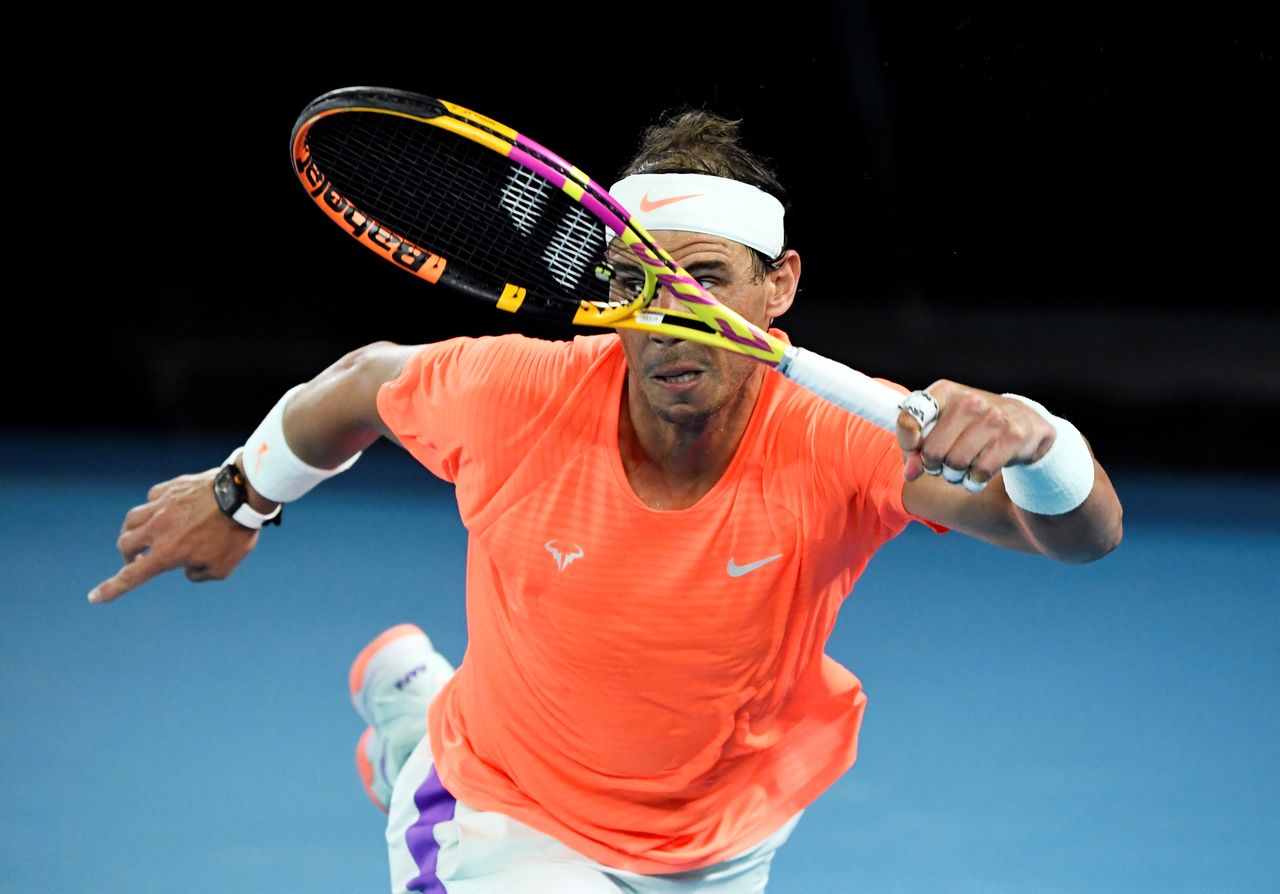 FOTO DE ARCHIVO: El tenista español Rafael Nadal durante su encuentro de cuartos de final del Abierto de Australia contra el griego Stefanos Tsitsipas disputado en el estadio Melbourne Park de Melbourne, Australia, el 17 de febrero de 2021. REUTERS/Jaimi Joy
