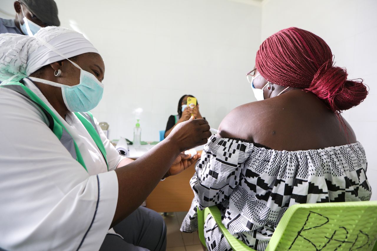 FOTO DE ARCHIVO: Una trabajadora sanitaria administra una dosis de la vacuna de la COVID-19 a una mujer en el Hospital Nacional de Abuya, Nigeria, el 31 de marzo de 2021. REUTERS/Afolabi Sotunde