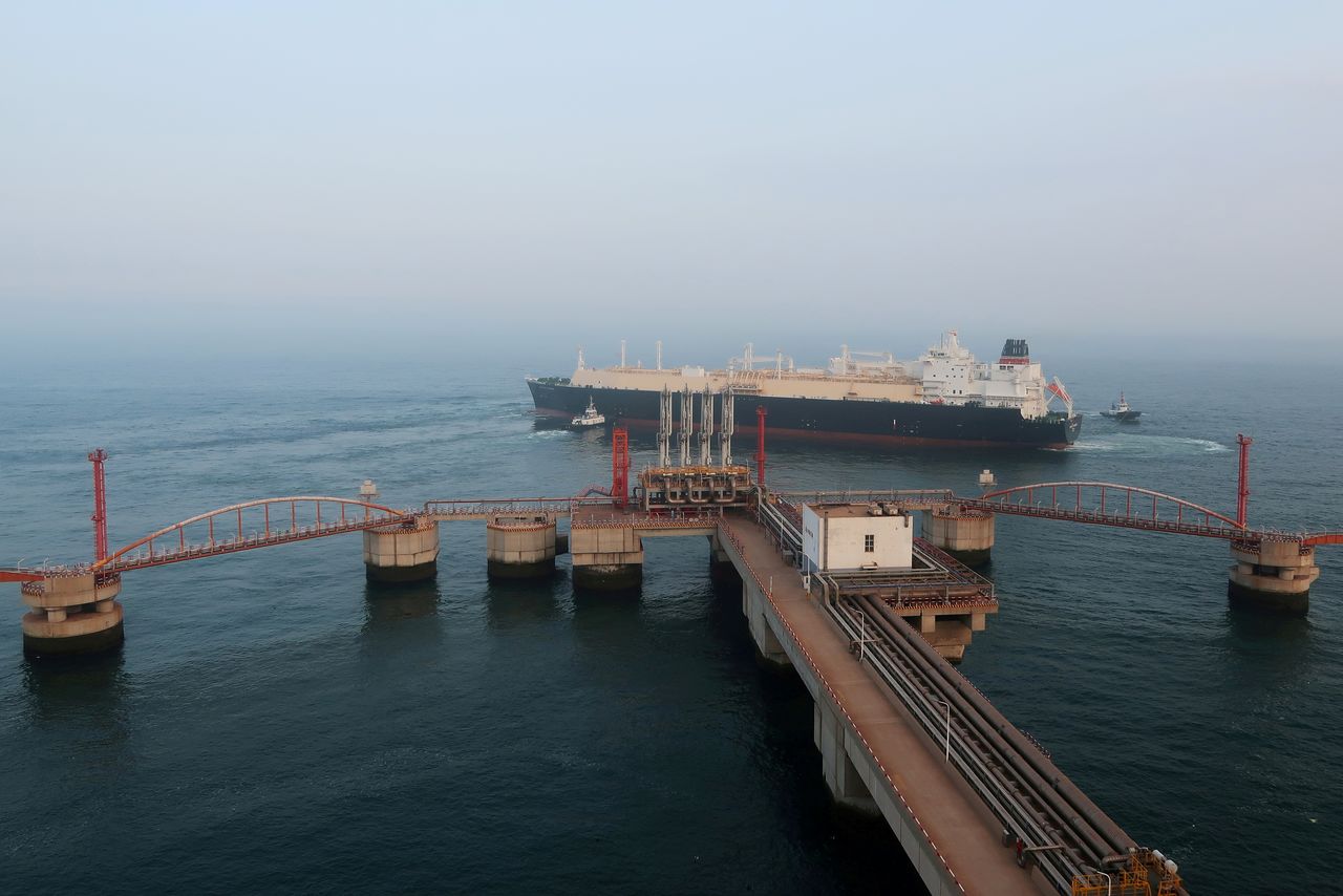 FOTO DE ARCHIVO: Un buque de transporte de gas natural licuado sale de puerto tras descargar en Dalian, provincia de Liaoning, China, el 16 de julio de 2018. REUTERS/Chen Aizhu