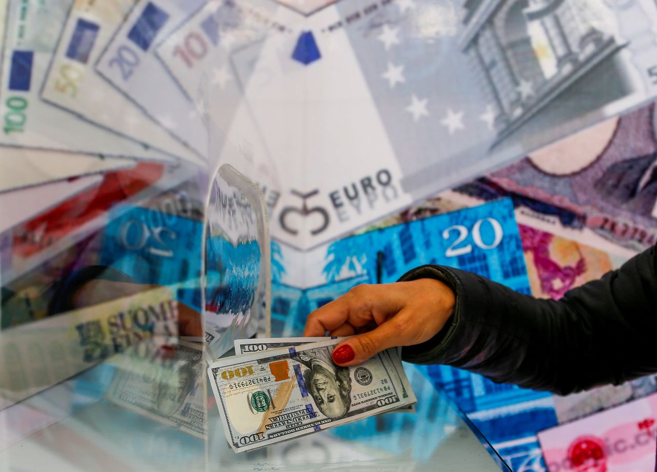 FOTO DE ARCHIVO: Una persona vende billetes de dólares en un puesto de cambio de divisas en Ankara, Turquía, el 24 de septiembre de 2021. REUTERS/Cagla Gurdogan