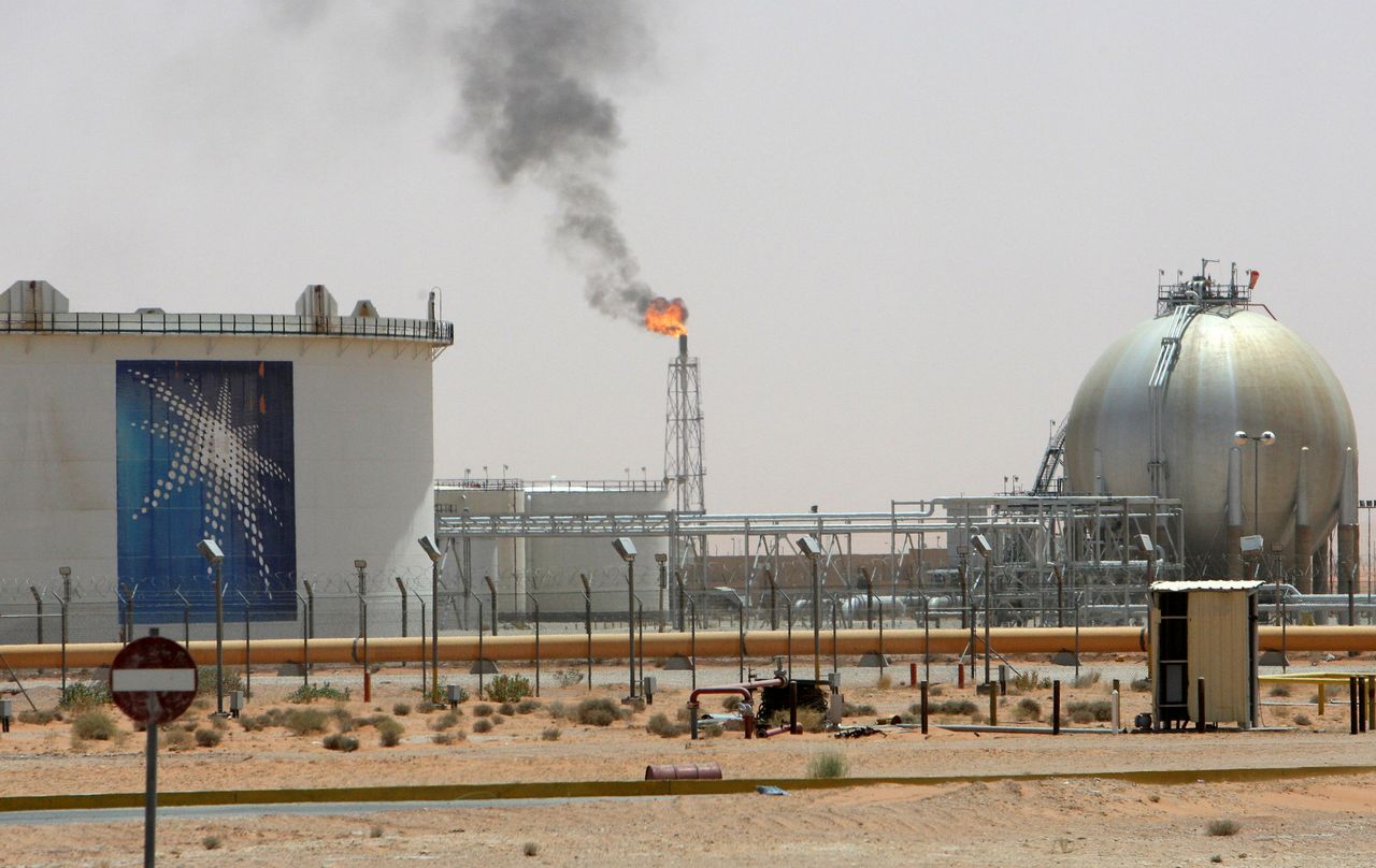 Imagen de archivo de una llama alimentada por gas en el desierto cerca de el campo petrolero Khurais, a unos 160 km de Riad, Arabia Saudita. 24 de junio, 2008. REUTERS/Ali Jarekji/Archivo