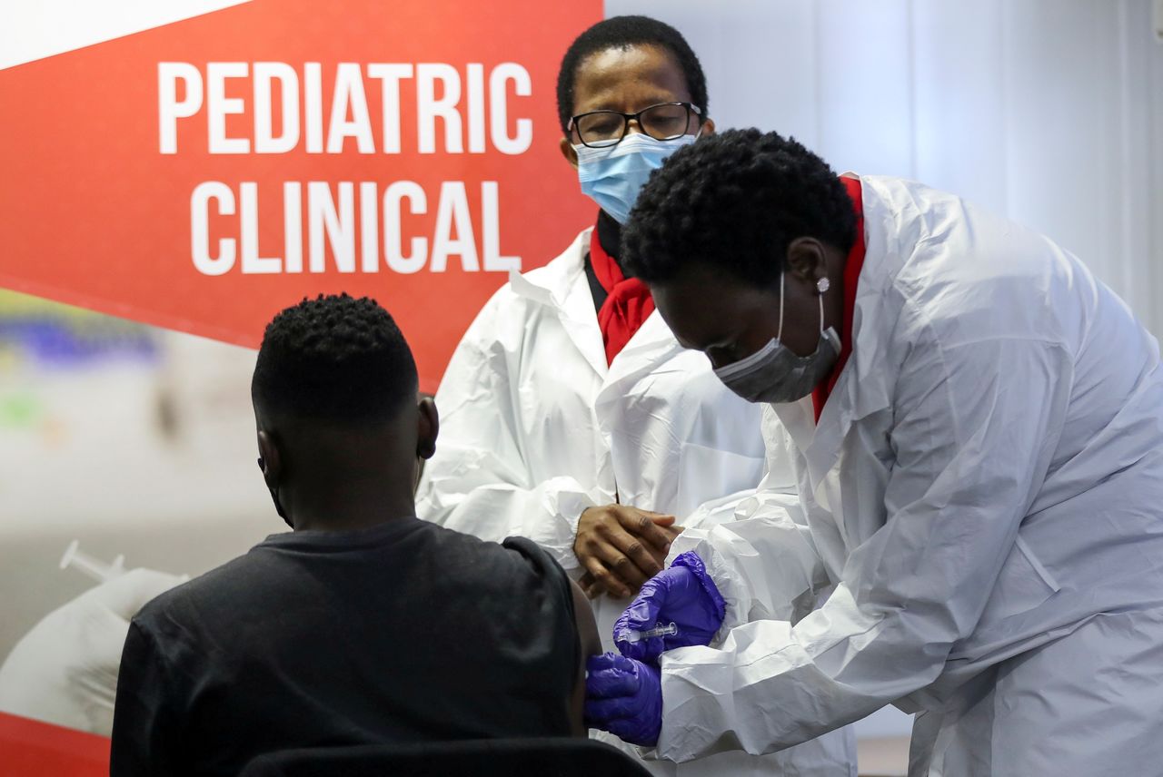 FOTO DE ARCHIVO: Una trabajadora sanitaria administra una vacuna durante el lanzamiento del tramo en Sudáfrica de un ensayo global de fase III de la vacuna COVID-19 de Sinovac en niños y adolescentes, en Pretoria, Sudáfrica, 10 de septiembre de 2021. REUTERS/Siphiwe Sibeko