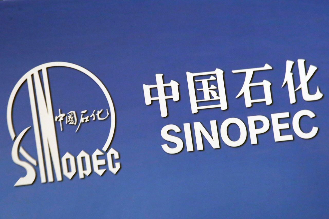 FOTO DE ARCHIVO: El logotipo de Sinopec Corp durante una conferencia de prensa celebrada en Hong Kong, China, el 26 de marzo de 2018. REUTERS/Bobby Yip