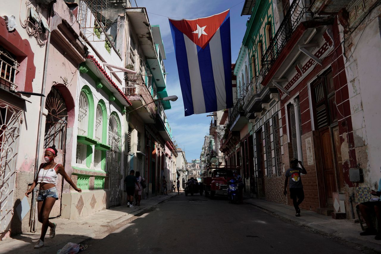 Foto de archivo. Personas caminan en La Habana Cuba. 8 de octubre de 2021. REUTERS/Alexandre Meneghini
