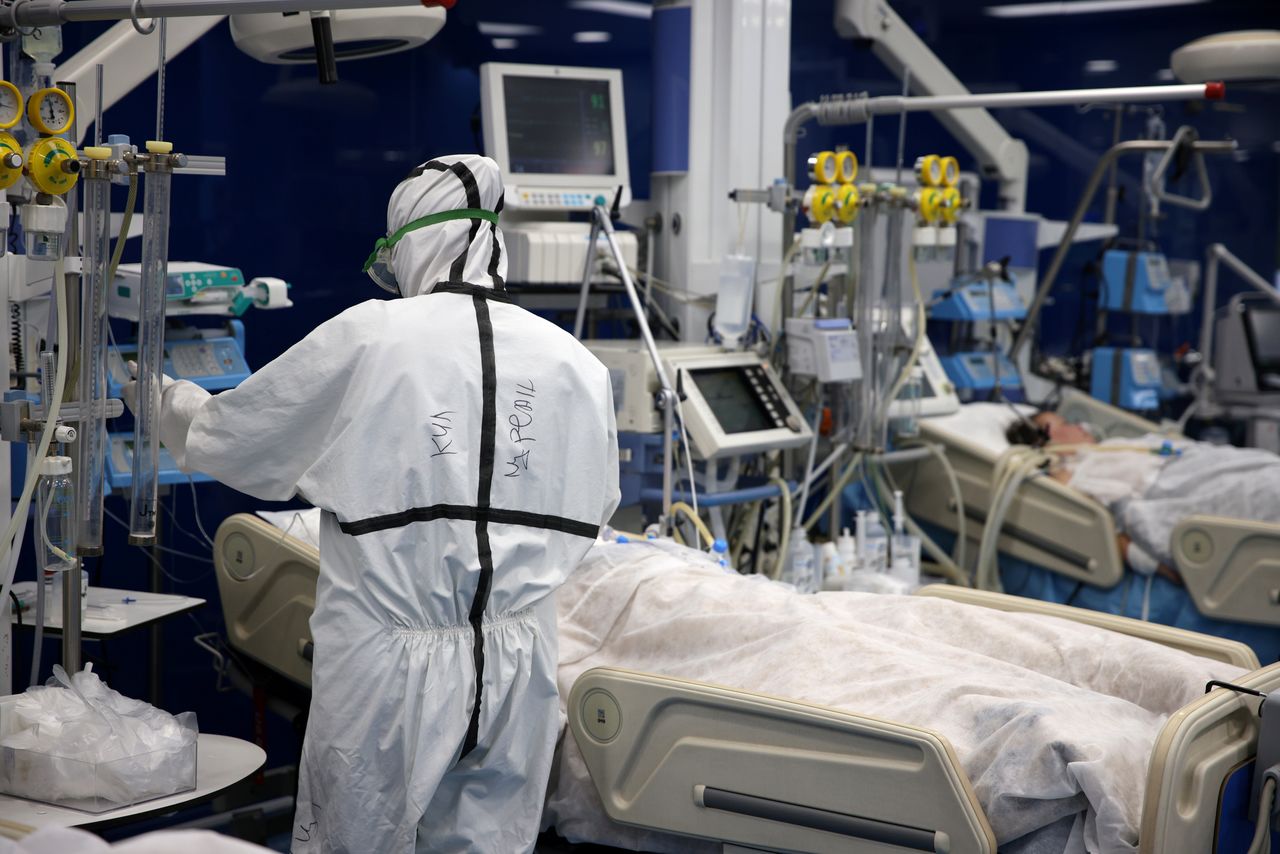 Un médico atiende a los pacientes con enfermedad por coronavirus (COVID-19) en la unidad de cuidados intensivos (UCI) del hospital Pirogov en Sofía, Bulgaria, 15 de octubre de 2021. Imagen tomada el 15 de octubre de 2021. REUTERS/Stoyan Nenov