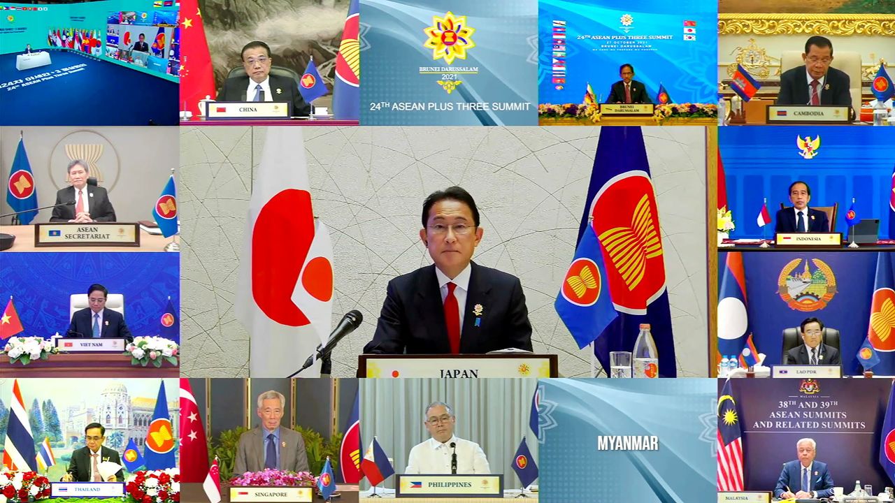 El primer ministro japonés Fumio Kishida habla durante una cumbre virtual de ASEAN Plus Three organizada por ASEAN Summit Brunei, en Bandar Seri Begawan. Brunei, octubre 27, 2021. ASEAN SUMMIT 2021 HOST PHOTO/Handout via REUTERS