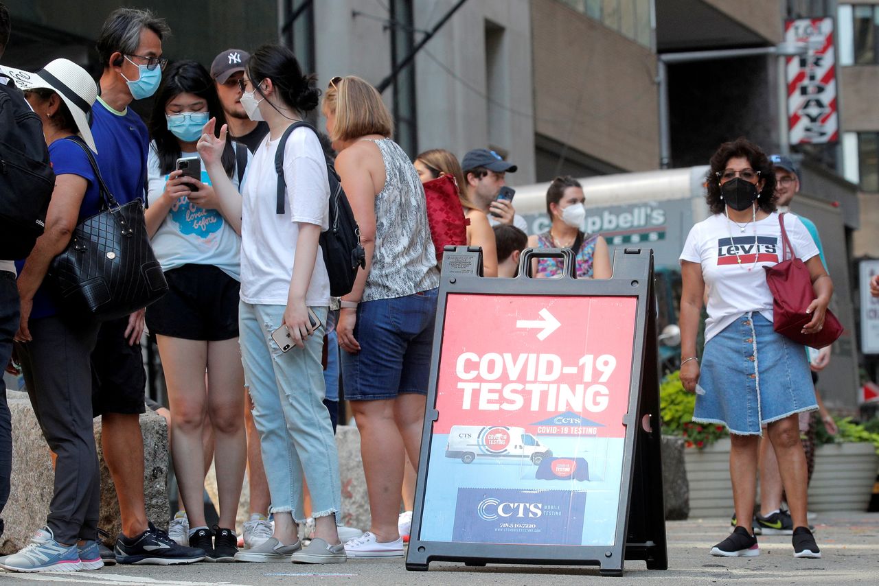 FOTO DE ARCHIVO: Gente haciendo cola en una prueba para el COVID-19 en la ciudad de Nueva York, Estados Unidos, 27 de agosto de 2021. REUTERS/Brendan McDermid