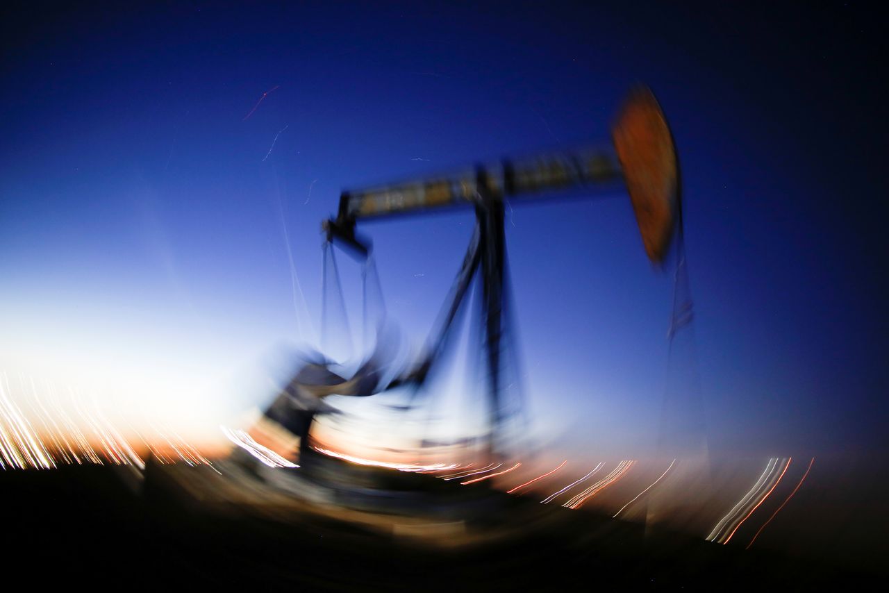 Imagen de archivo en larga exposición que muestra el movimiento de una bomba petrolera en una explotación del condado de Loving, Texas, EEUU. 23 noviembre 2019. REUTERS/Angus Mordant