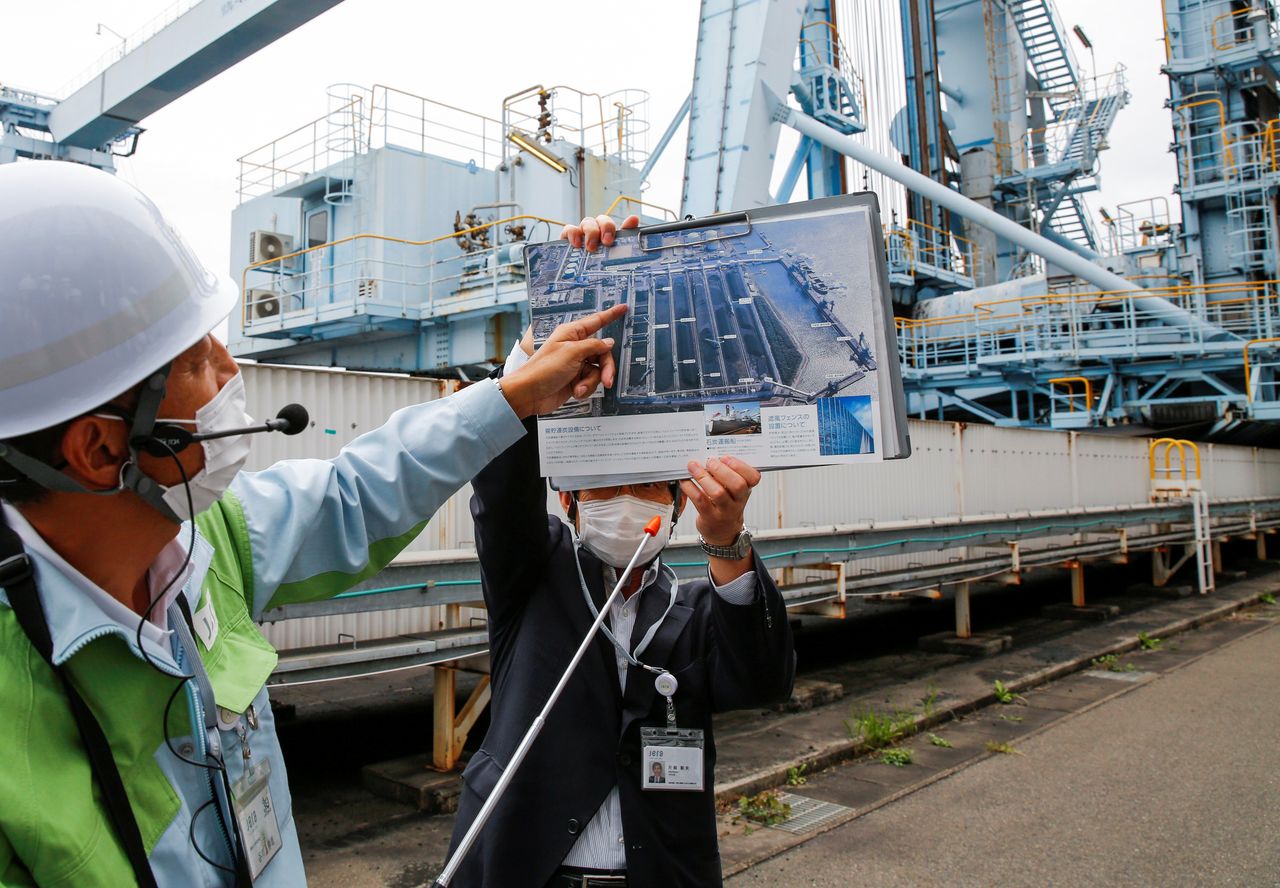 IMAGEN DE ARCHIVO. Empleados de JERA entregan detalles a periodistas en la central térmica Hekinan de JERA en Hekinan, Japón, 18 de octubre de 2021. REUTERS/Yuka Obayashi