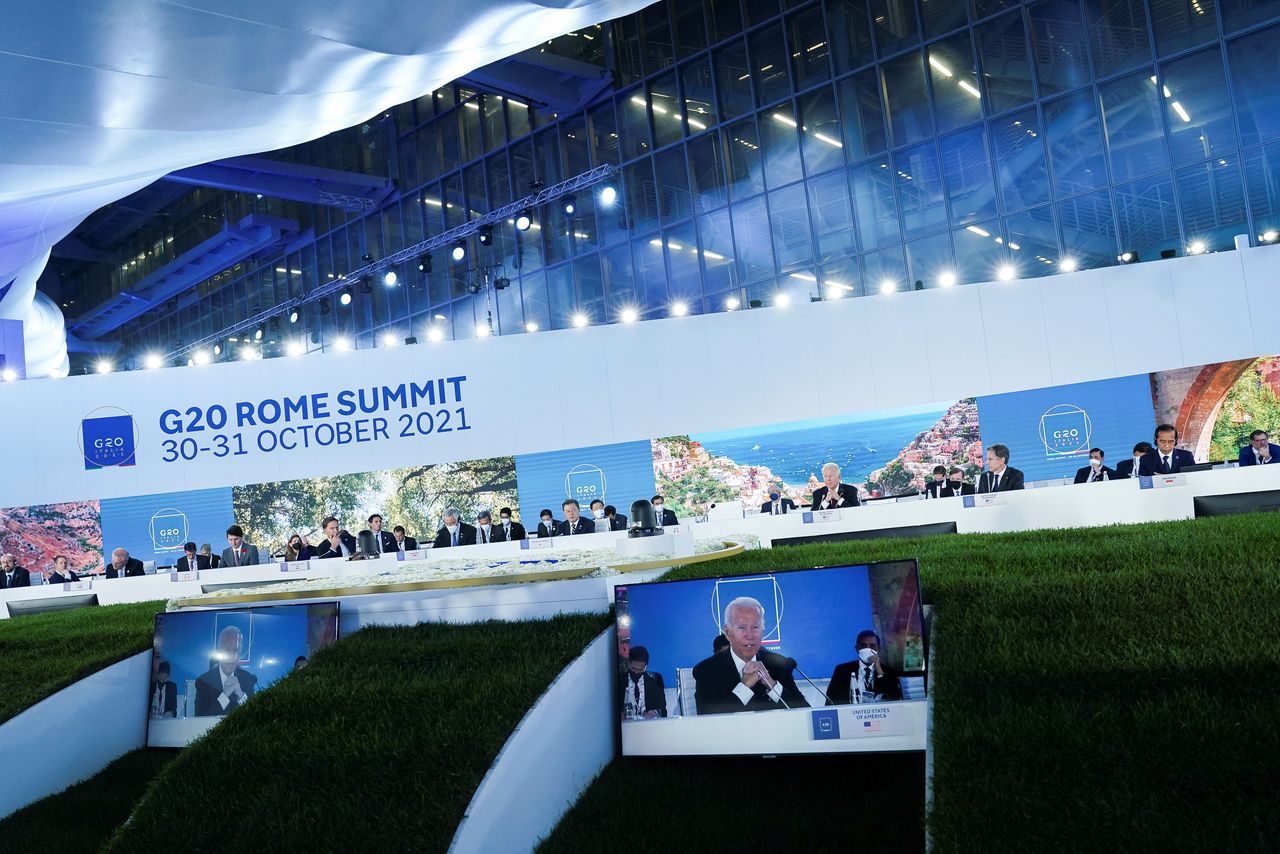 El presidente de Estados Unidos, Joe Biden, durante un evento sobre la capacidad de resistencia de la cadena de suministros, en una reunión al margen de la cumbre de líderes del G20, en Roma, Italia. Octubre 31, 2021. REUTERS/Kevin Lamarque