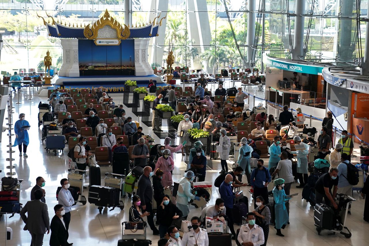Turistas extranjeros llegan al aeropuerto de Suvarnabhumi durante el primer día de la campaña de reapertura del país, que forma parte del plan del Gobierno para poner en marcha el sector turístico, afectado por la pandemia, en Bangkok, Tailandia, 1 de noviembre de 2021. REUTERS/Athit Perawongmetha
