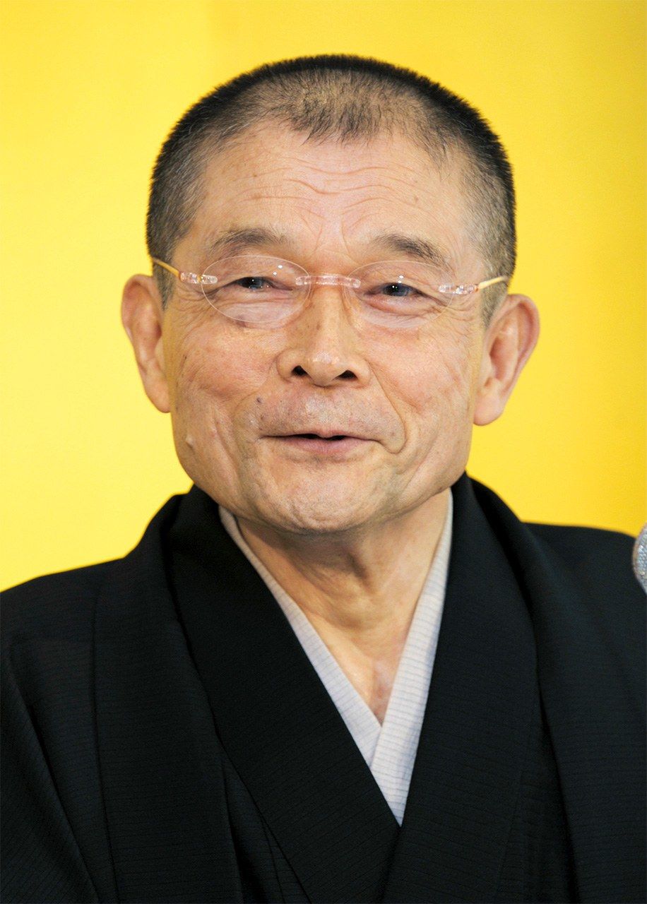 Yanagiya Kosanji durante una rueda de prensa el 16 de julio de 2014 después de ser designado como tesoro nacional viviente. (© Jiji)