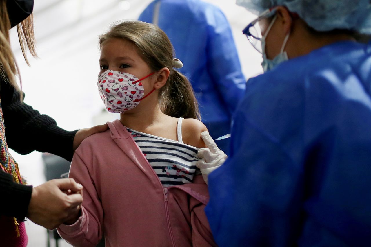 FOTO DE ARCHIVO: Una niña recibe una dosis de la vacuna contra la COVID-19 en Bogotá, Colombia, el 31 de octubre de 2021. REUTERS/Luisa González