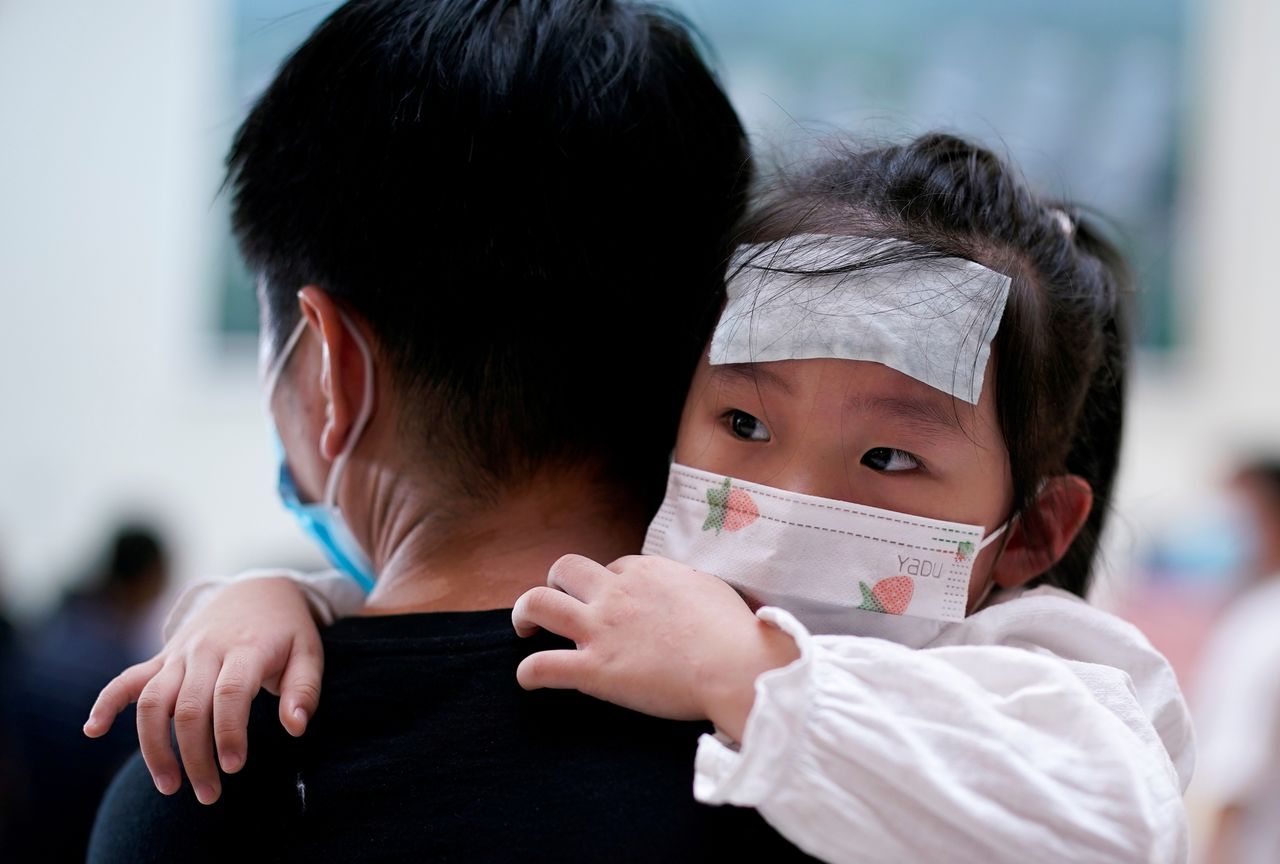 Un hombre sostiene a bebé durante una gira de medios organizada por el gobierno en el Hospital Tongji en Wuhan, China, 3 septiembre 2020.
REUTERS/Aly Song