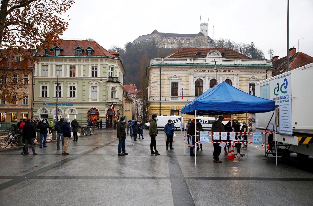 FOTO DE ARCHIVO: Varias personas hacen cola para someterse a una prueba de COVID-19 en Liubliana, Eslovenia, el 22 de diciembre de 2020. REUTERS/Borut Zivulovic