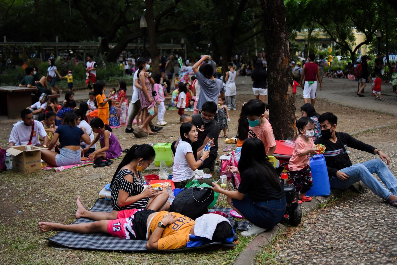 FOTO DE ARCHIVO: Un grupo de adultos y menores en un parque público tras la relajación de las restricciones por COVID-19 en Ciudad Quezon, región de la Gran Manila, Filipinas, el 2 de noviembre de 2021. REUTERS/Lisa Marie David