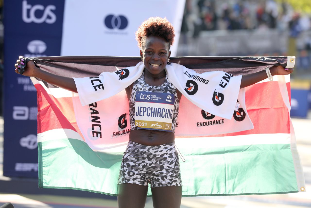 Peres Jepchircir de Kenia celebra después de ganar la carrera femenina en el Maratón de la ciudad de Nueva York. Terminó con un tiempo de 2 horas 22 minutos 39 segundos.. Mandatory Credit: Seth Harrison-USA TODAY Sports