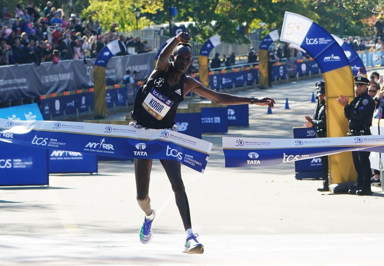 Albert Korir cruza la línea al ganar el maratón de Nueva York. 7 noviembre 2021   REUTERS/Carlo Allegri