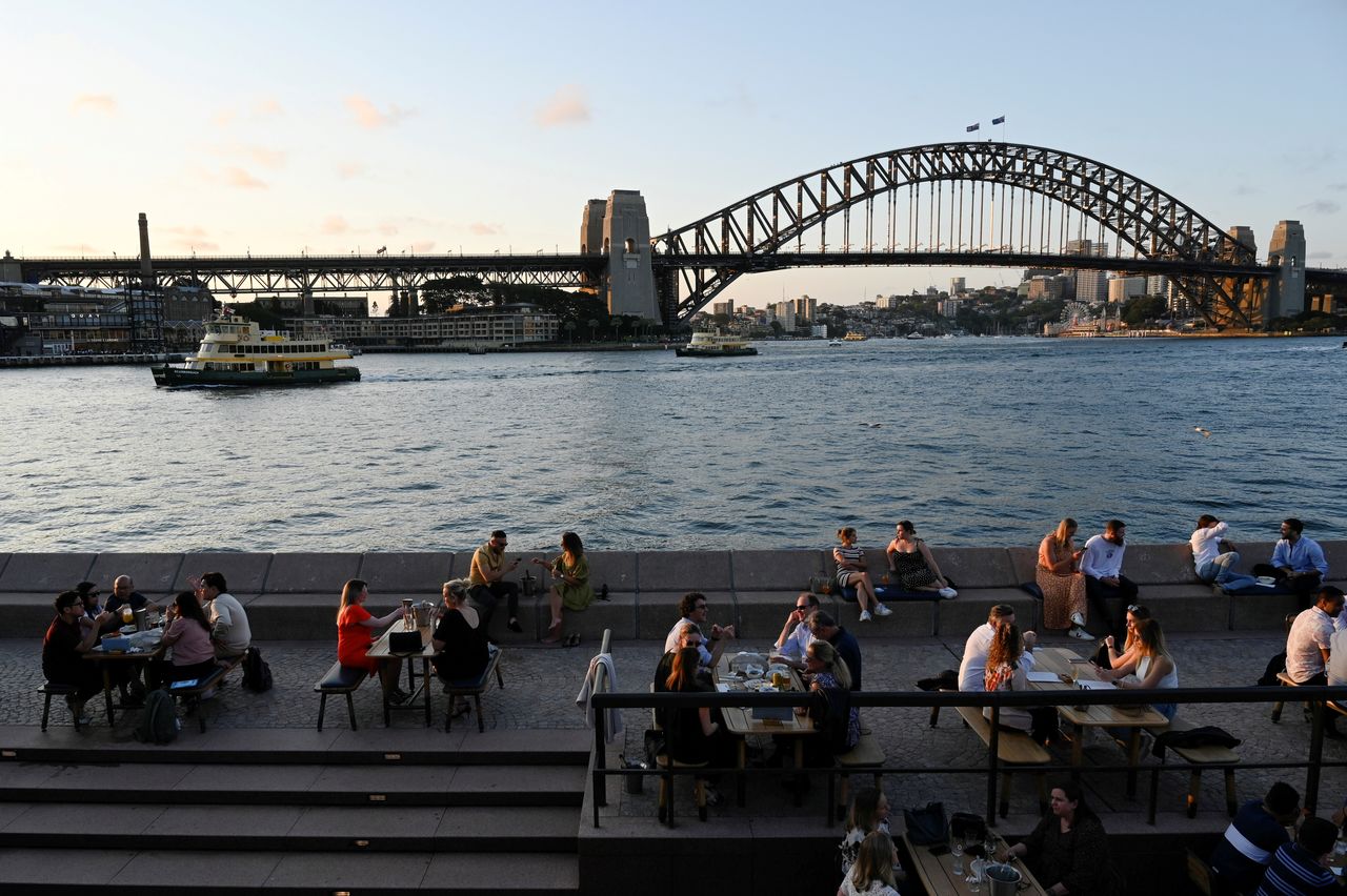 FOTO DE ARCHIVO: Personas cenando en la terraza de un restaurante en Sídney, Australia, el 22 de octubre de 2021. REUTERS/Jaimi Joy