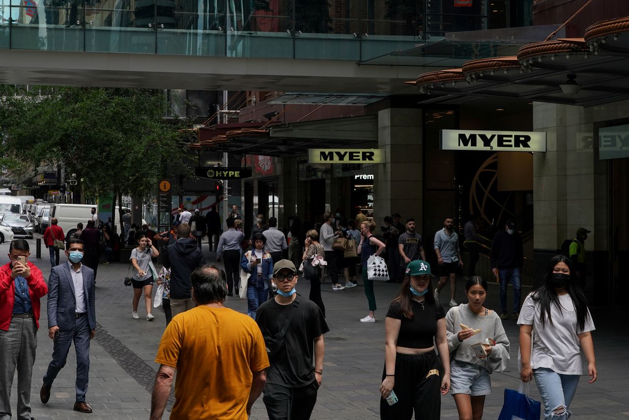 Una plaza comercial en el centro de la ciudad, mientras el estado de Nueva Gales del Sur supera el objetivo de vacunación de doble dosis contra la enfermedad del coronavirus (COVID-19) del 90 por ciento de su población mayor de 16 años, en Sídney, Australia, 9 de noviembre de 2021. REUTERS/Loren Elliott