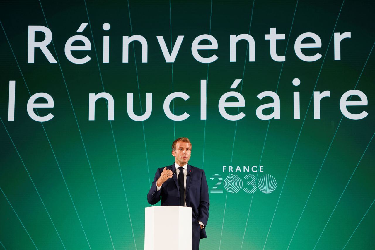 FOTO DE ARCHIVO-El presidente francés Emmanuel Macron habla frente a una pantalla con una frase que dice "Reinventar lo nuclear" durante la presentación del plan de inversión "Francia 2030" en el Palacio Presidencial del Elíseo en París, Francia. 12 de octubre de 2021. Ludovic Marin/Pool vía Reuters