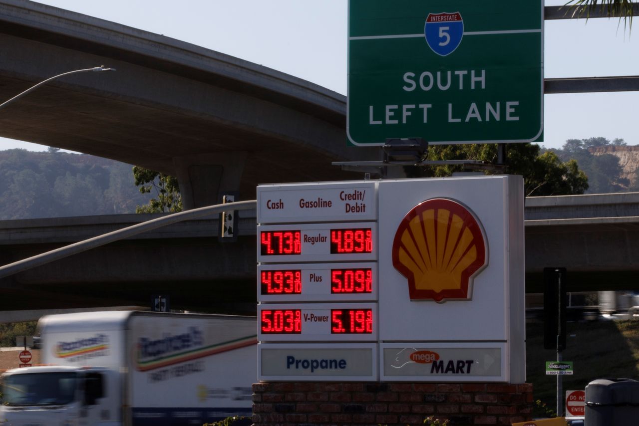 Un cartel muestra los precios de la gasolina en una estación de servicio en San Diego, California, EEUU. 9 noviembre 2021. REUTERS/Mike Blake