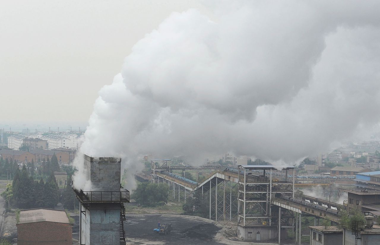 Foto de archivo. Columnas de humo desde una chimena en una fábrica en Hefei, provincia de Anhui, 2 de octubre de  2010. REUTERS/Stringer/
