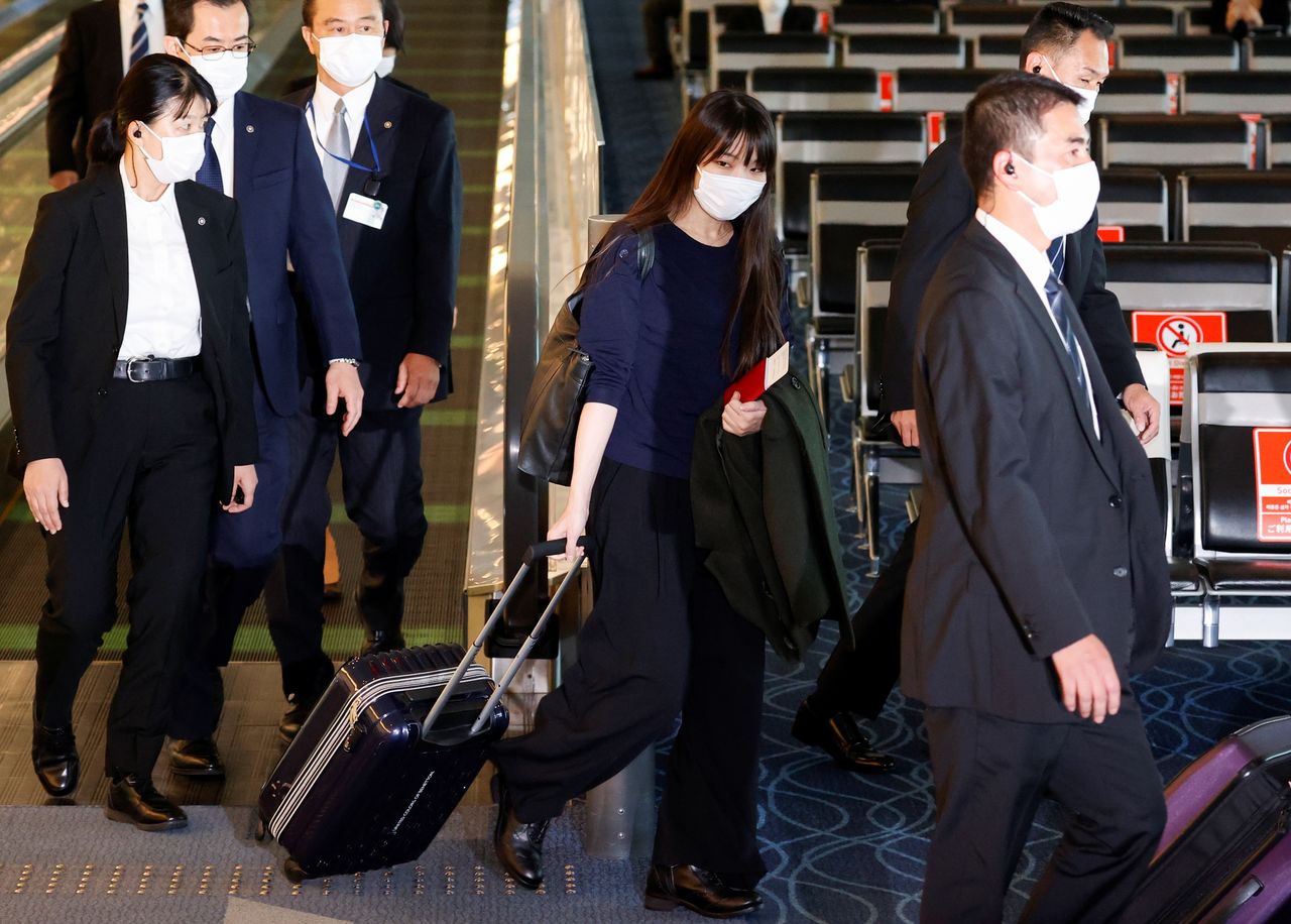 Mako Komuro deja Japón junto a su esposo Kei en el Aeropuerto Internacional Haneda de Tokio, Japón, 14 noviembre 2021. 
REUTERS/Issei Kato