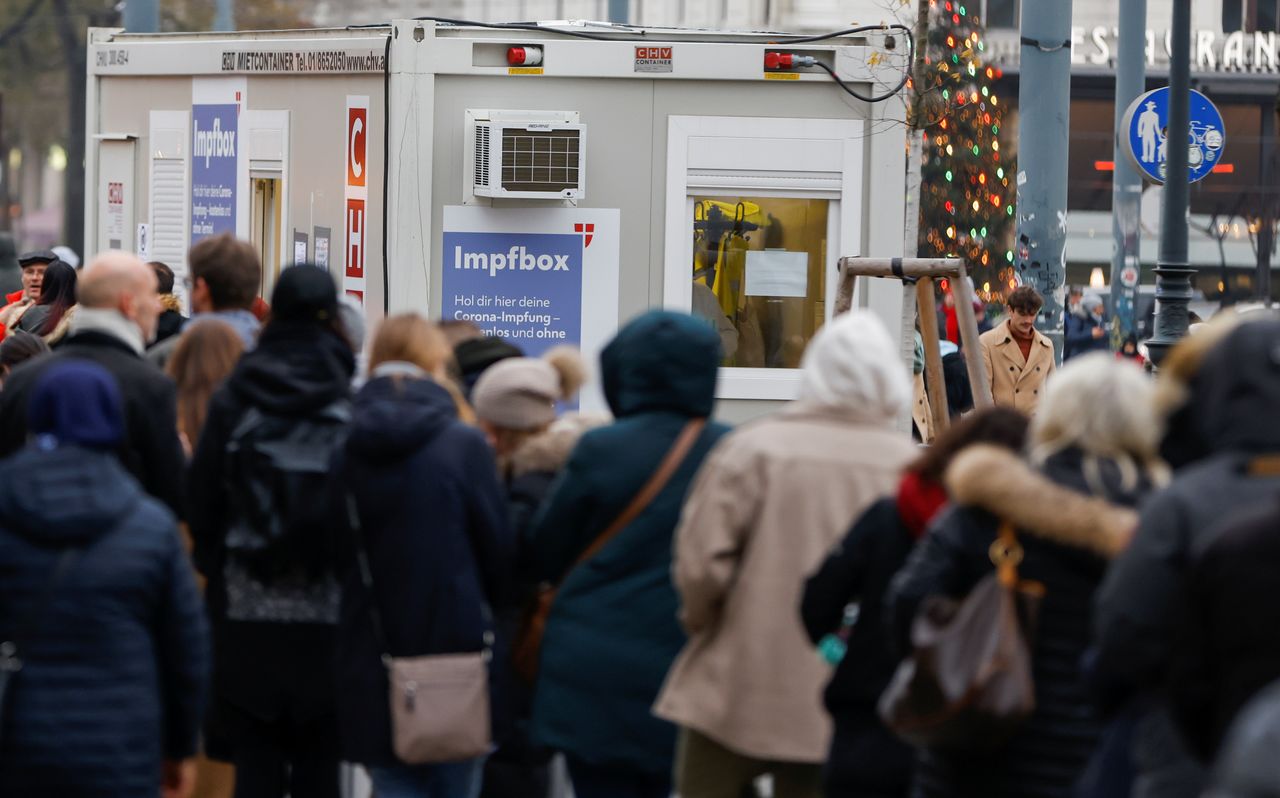 Gente frente a un punto de vacunación contra el COVID-19, mientras el Gobierno de Austria impone un confinamiento a las personas que no están totalmente vacunadas, en Viena, Austria 14 de noviembre de 2021. REUTERS/Leonhard Foeger