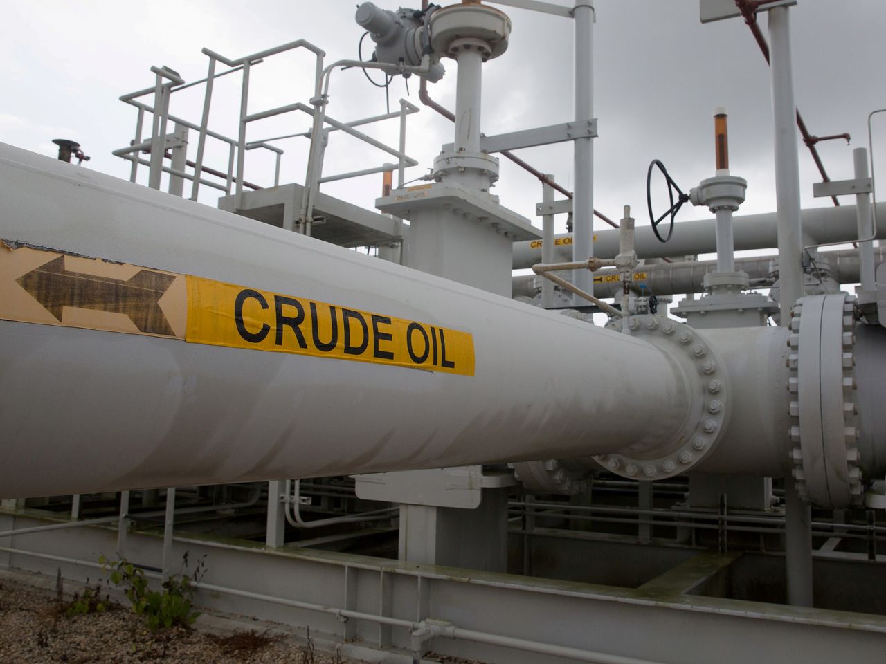 FOTO DE ARCHIVO: Conjunto de de válvulas y tuberías de petróleo en Freeport, estado de Texas, Estados Unidos, el 9 de junio de 2016. REUTERS/Richard Carson