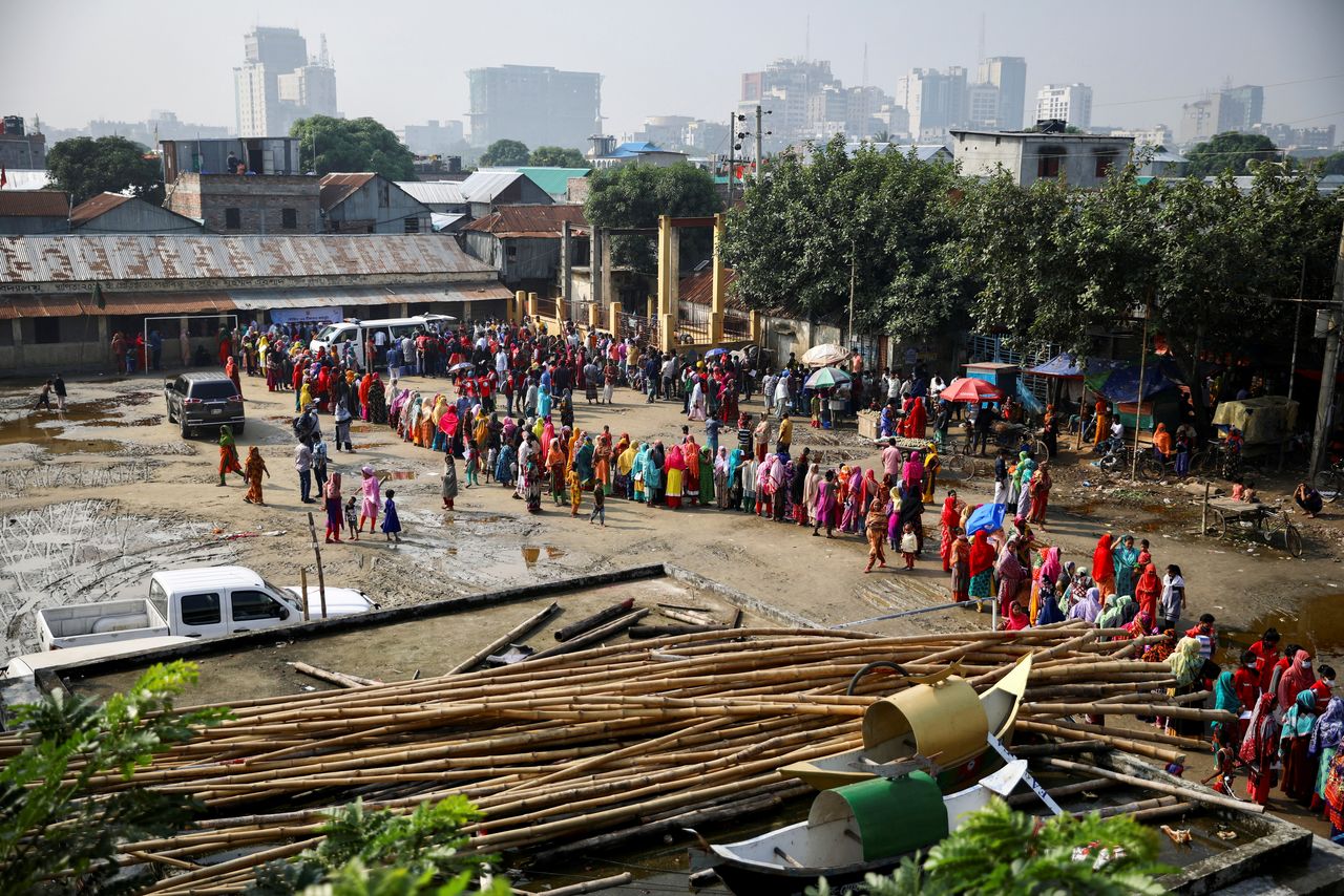 Habitantes de un barrio marginal hacen cola para recibir la vacuna de Oxford AstraZeneca contra el COVID-19 en la escuela Pollibondhu Ershad del barrio marginal de Korail, en Dhaka, Bangladesh, 16 de noviembre de 2021. REUTERS/Mohammad Ponir Hossain