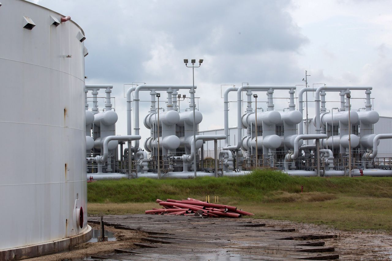 IMAGEN DE ARCHIVO. Un tanque de almacenamiento de crudo y un equipo de oleoducto se ven durante un recorrido del Departamento de Enerhgía por la Reserva Estratégica de Petróleo en Freeport, Texas, EEUU. Junio 9, 2016.  REUTERS/Richard Carson