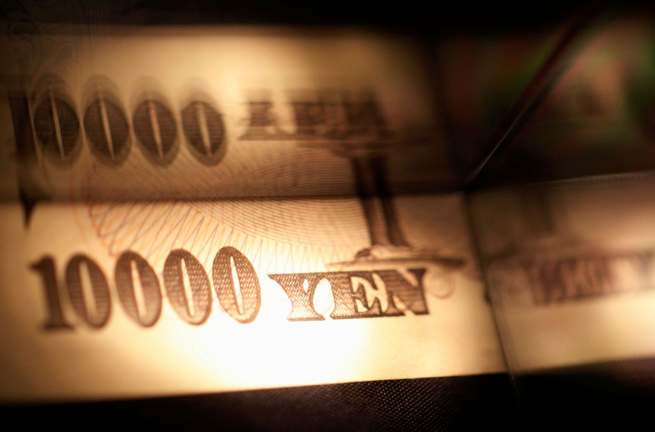 FOTO DE ARCHIVO: Un billete japonés de 10.000 yenes reflejado en un tablero de plástico, en esta ilustración realizada en Tokio el 28 de febrero de 2013. REUTERS/Shohei Miyano