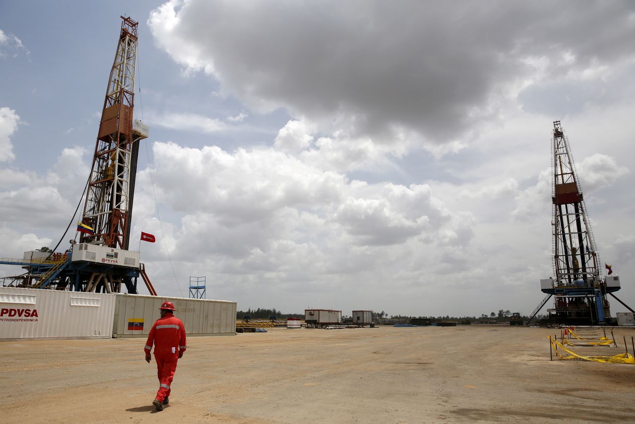IMAGEN DE ARCHIVO. Un trabajador de un campo petrolero camina junto a las plataformas de perforación en un pozo operado por la petrolera estatal venezolana PDVSA, en cinturón petrolero del Orinoco, cerca de Morichal en el estado de Monagas, Venezuela Abril 16, 2015. REUTERS/Carlos Garcia Rawlins