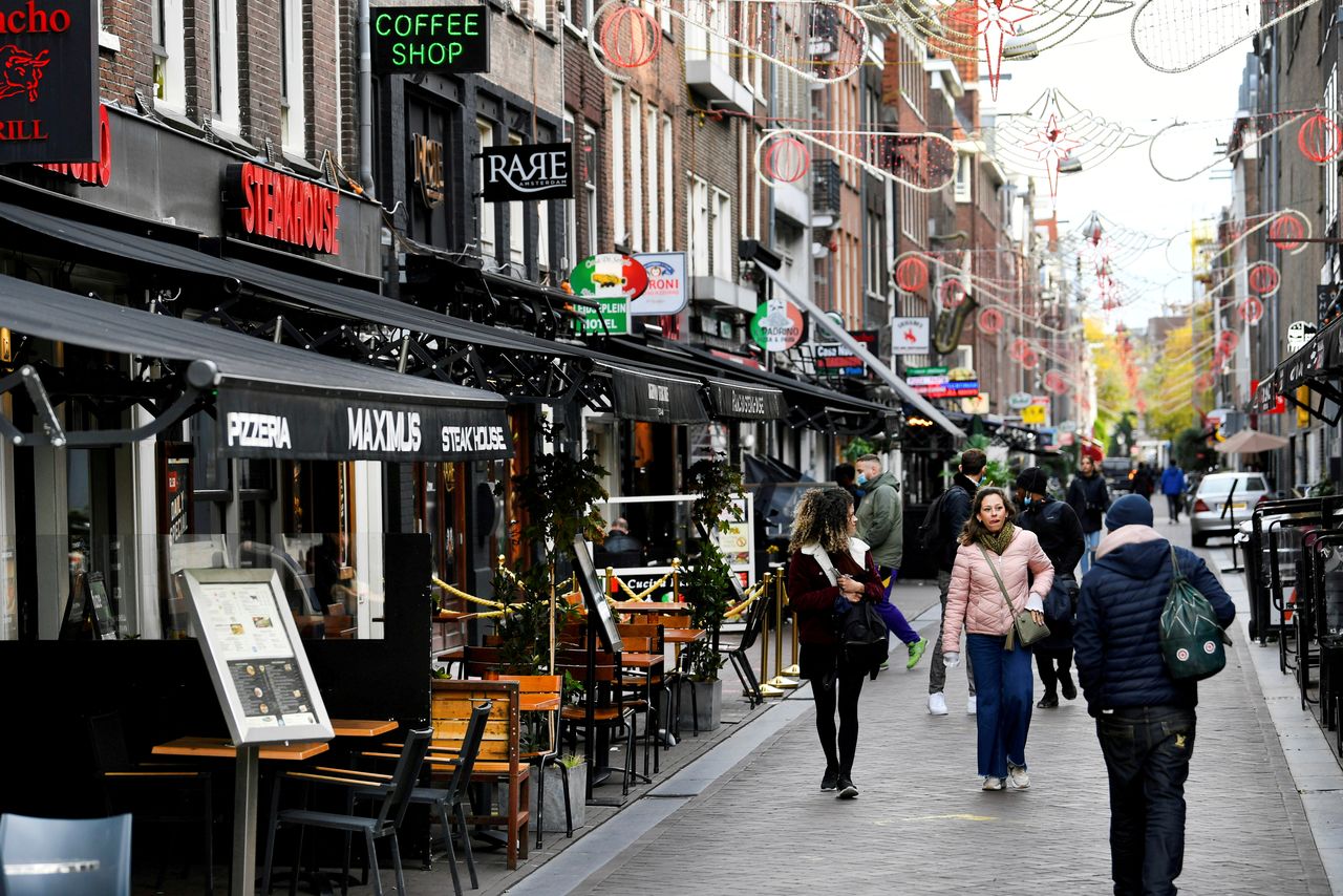 FOTO DE ARCHIVO: Una calle de restaurantes y bares en Ámsterdam, Países Bajos, el 14 de octubre de 2020. REUTERS/Piroschka van de Wouw