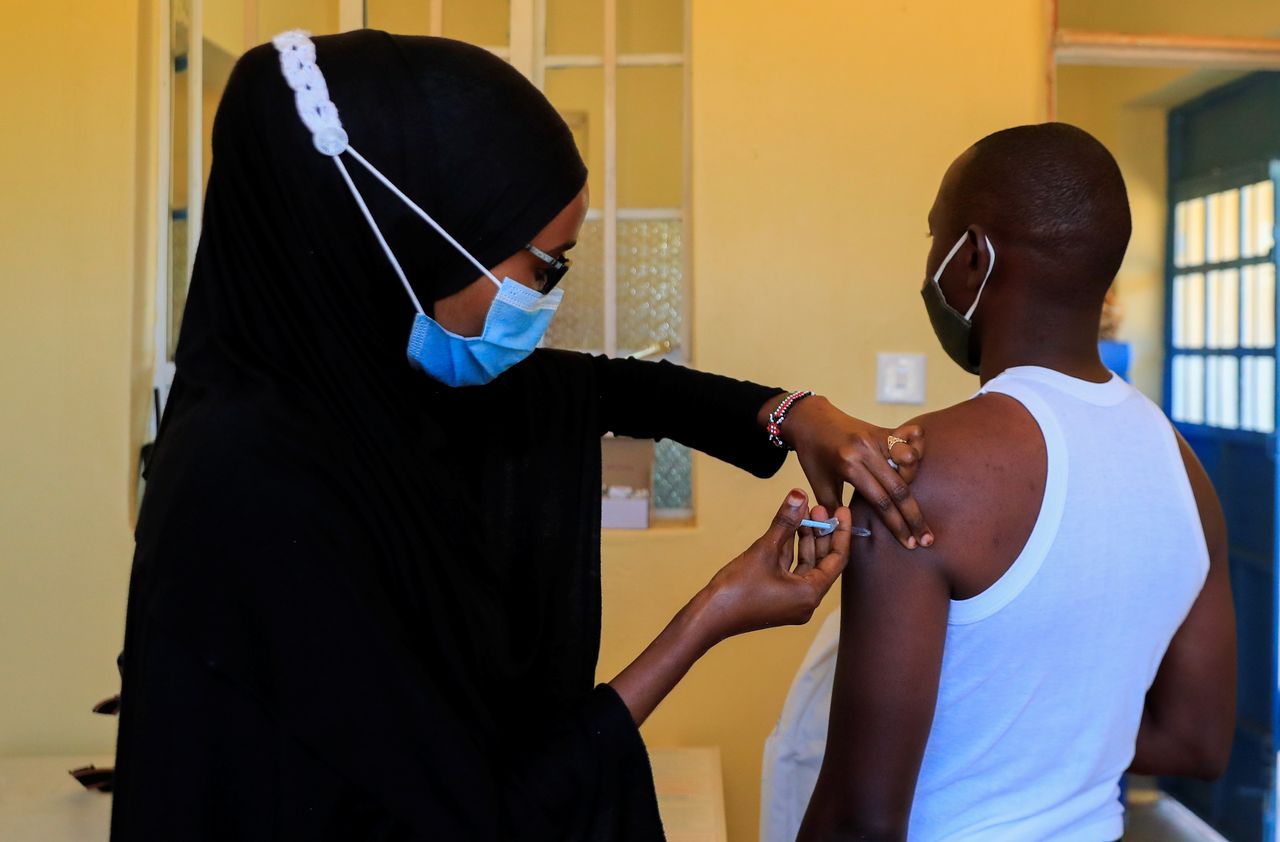FOTO DE ARCHIVO: Una enfermera administra una dosis de la vacuna de COVID-19 a un hombre en el centro de salud Bissil en la región de Kajiado, Kenia, el 23 de agosto de 2021. REUTERS/Thomas Mukoya