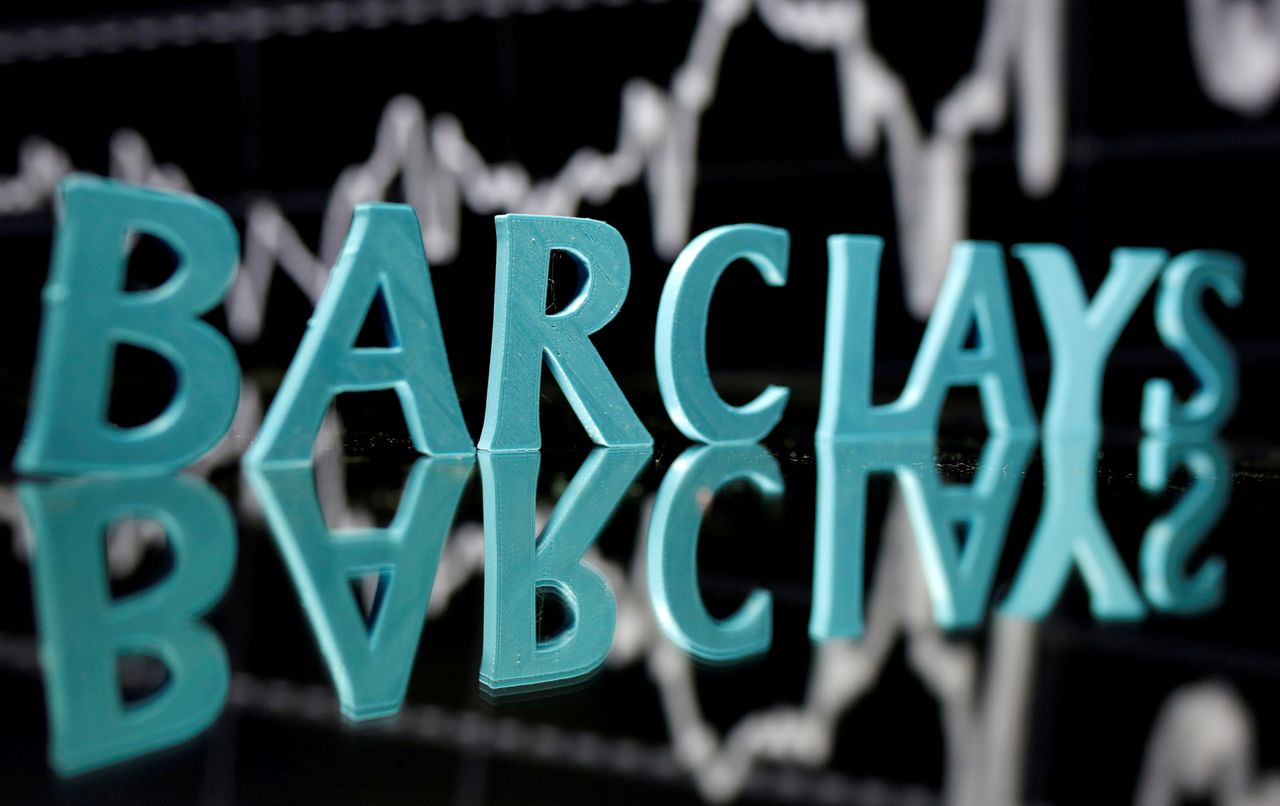 Imagen de archivo del logo de Barclays frente a un gráfico bursátil en una pantalla en esta fotografía ilustrativa tomada el 21 de junio, 2017. REUTERS/Dado Ruvic/Ilustración/Archivo