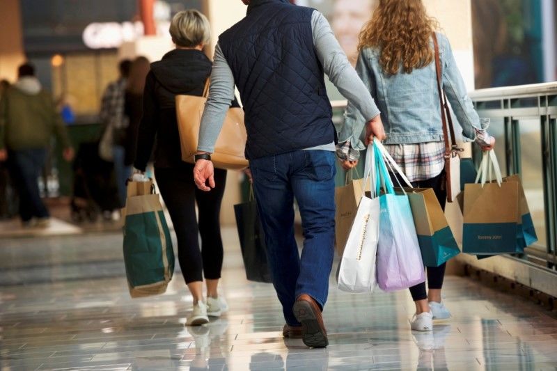 FOTO DE ARCHIVO: Compradores llevan bolsas de mercancía comprada en el King of Prussia Mall, el mayor espacio comercial de Estados Unidos, en King of Prussia, Pensilvania, Estados Unidos, 8 de diciembre de 2018.  REUTERS/Mark Makela